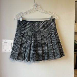 Isaic Pleated Skirt Size Small